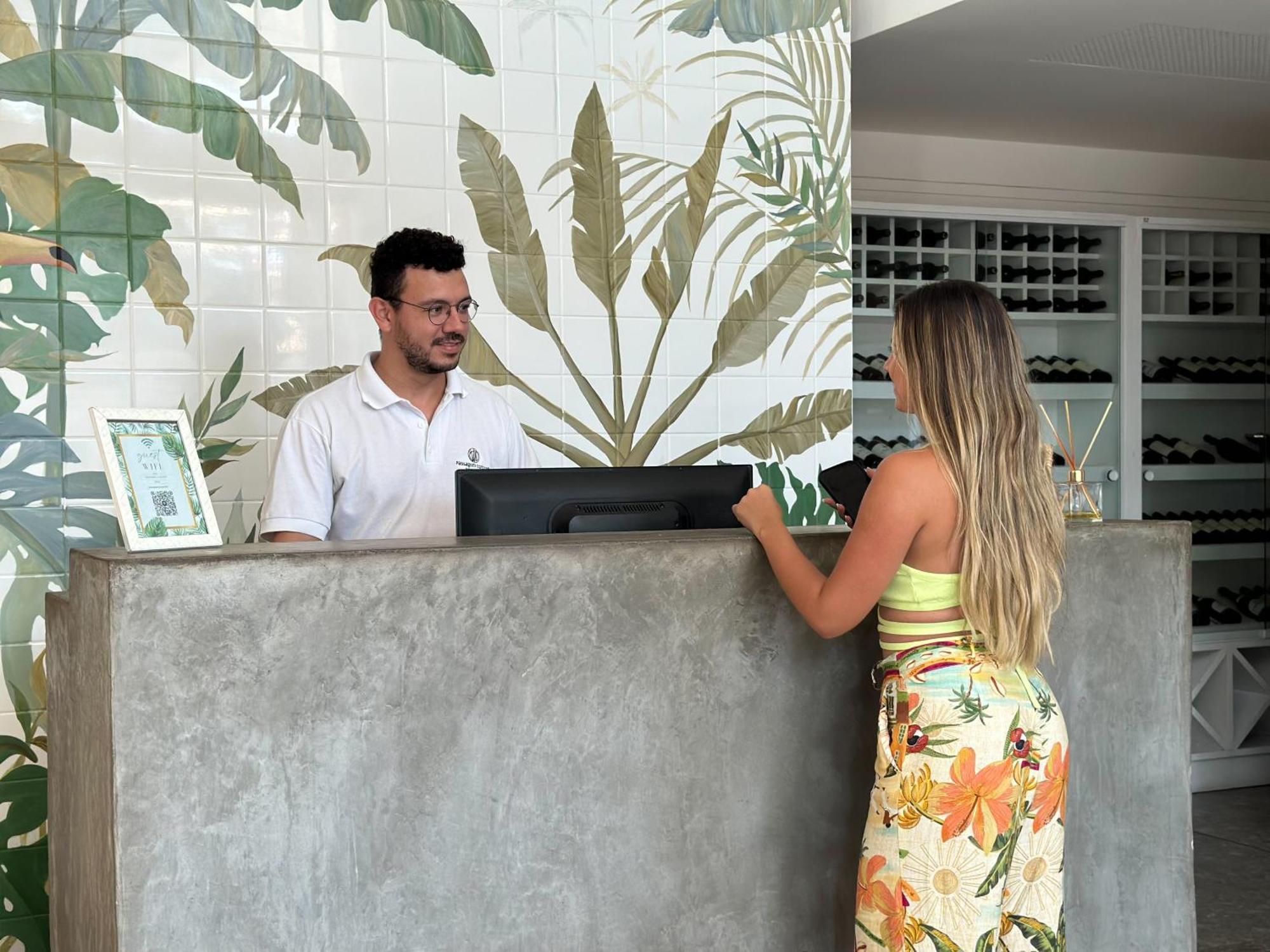 Passagem Concept Hotel E Spa Cabo Frio Exterior foto A guest checking in at the front desk of a resort